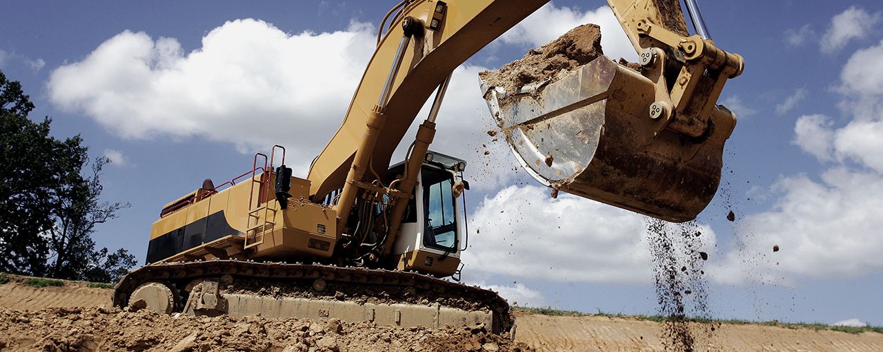 Bagger beim Erdaushub in einer Baustelle